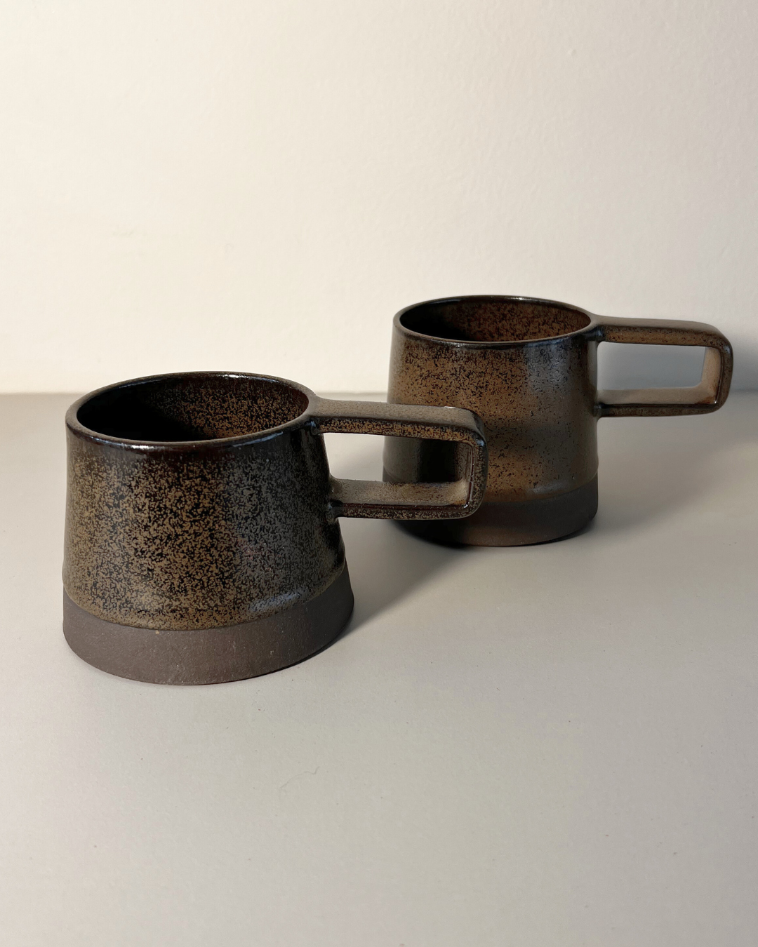 Xícara Alça quadrada marrom metálico