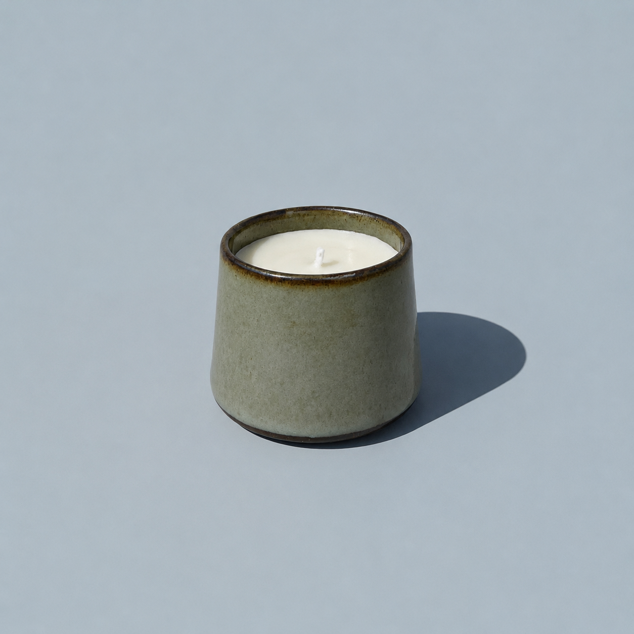 Vela artesanal em copo de cerâmica Arruda (Flor de Cerejeira)