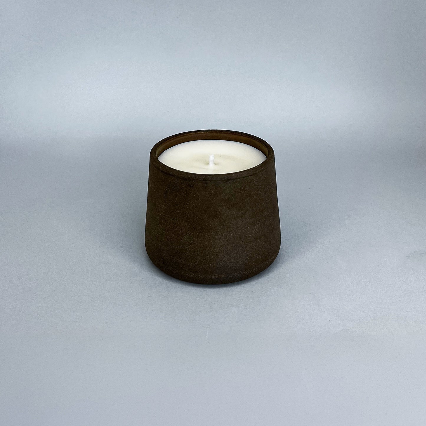 Vela artesanal em copo de cerâmica Cacau Rústica (Flor de Cerejeira)