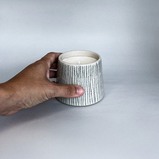 Vela artesanal em copo de cerâmica Riscadinho (Flor de Cerejeira)