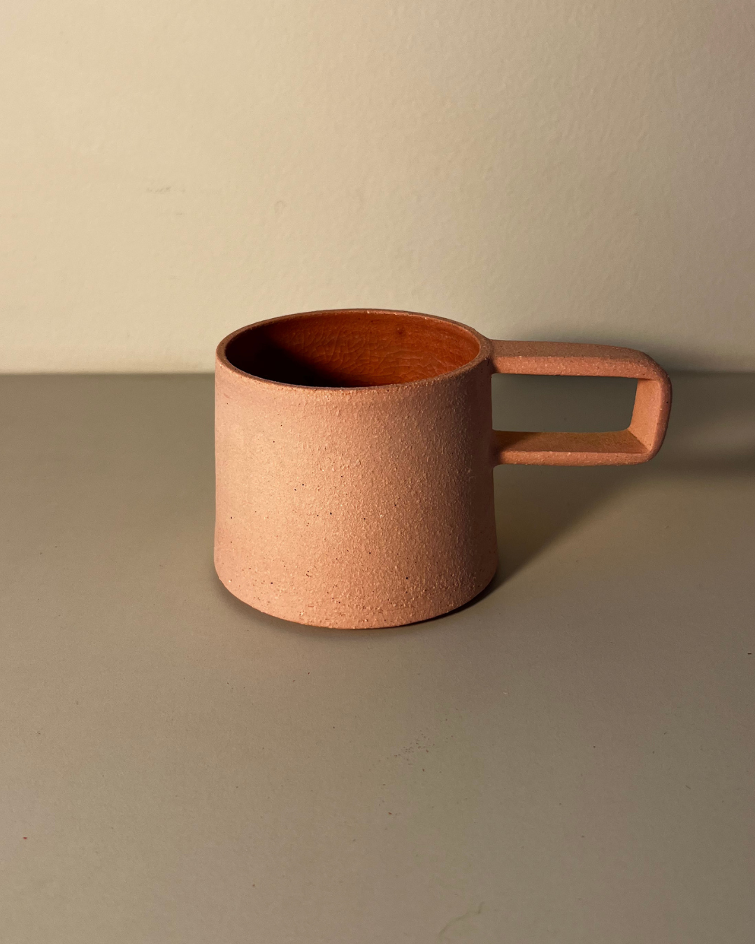 Xícara Rosa Rústica Alça Quadrada