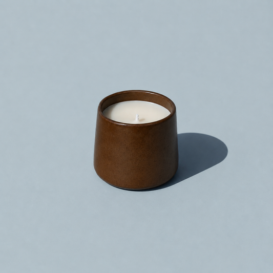 Vela artesanal em copo de cerâmica Cacau Rústica (Flor de Cerejeira)