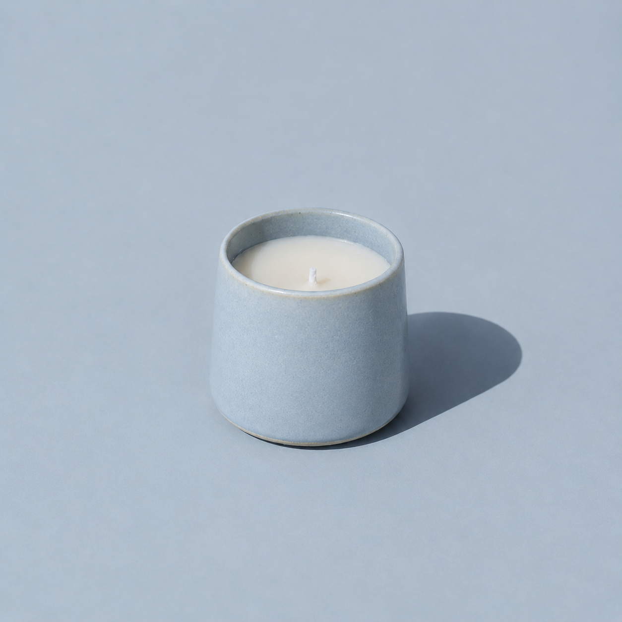 Vela artesanal em copo de cerâmica Bruma (Flor de Cerejeira)