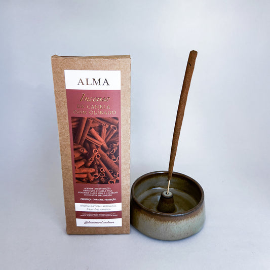 Incensário com incenso natural de canela e olíbano