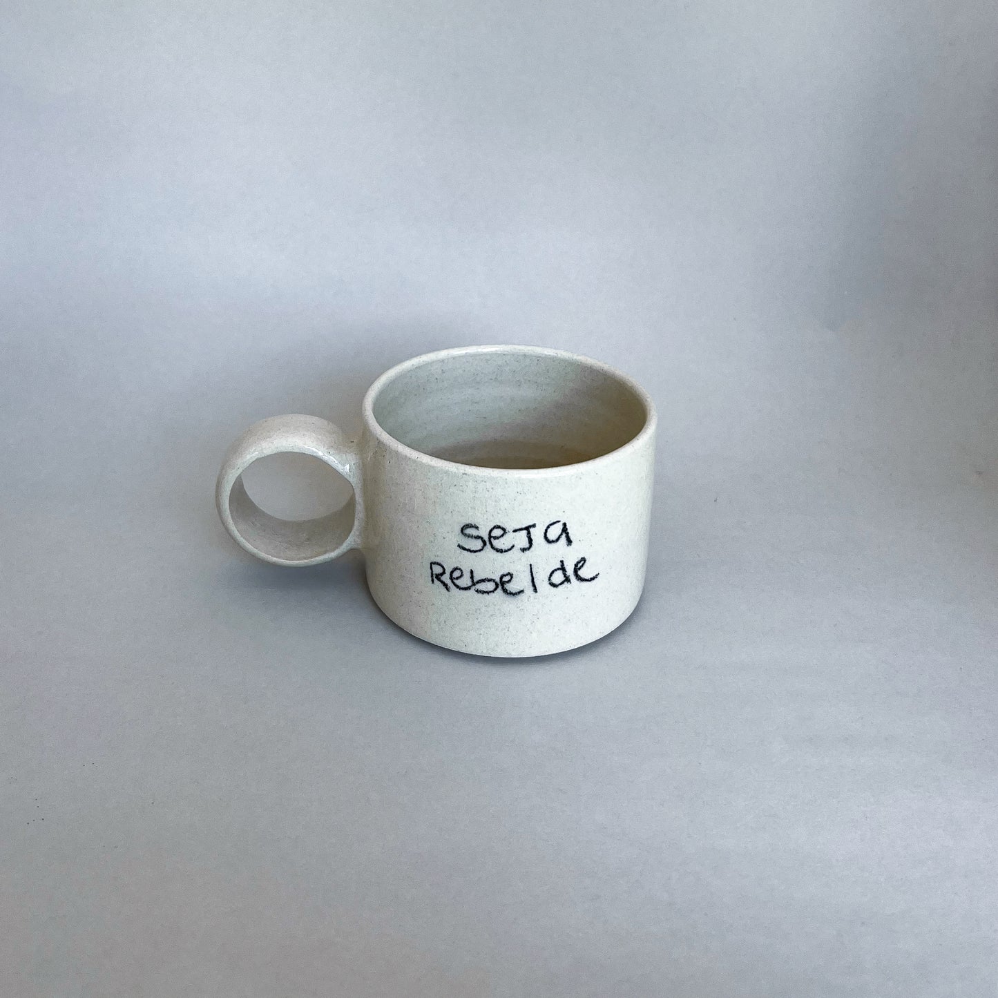 Xícara 'seja rebelde'