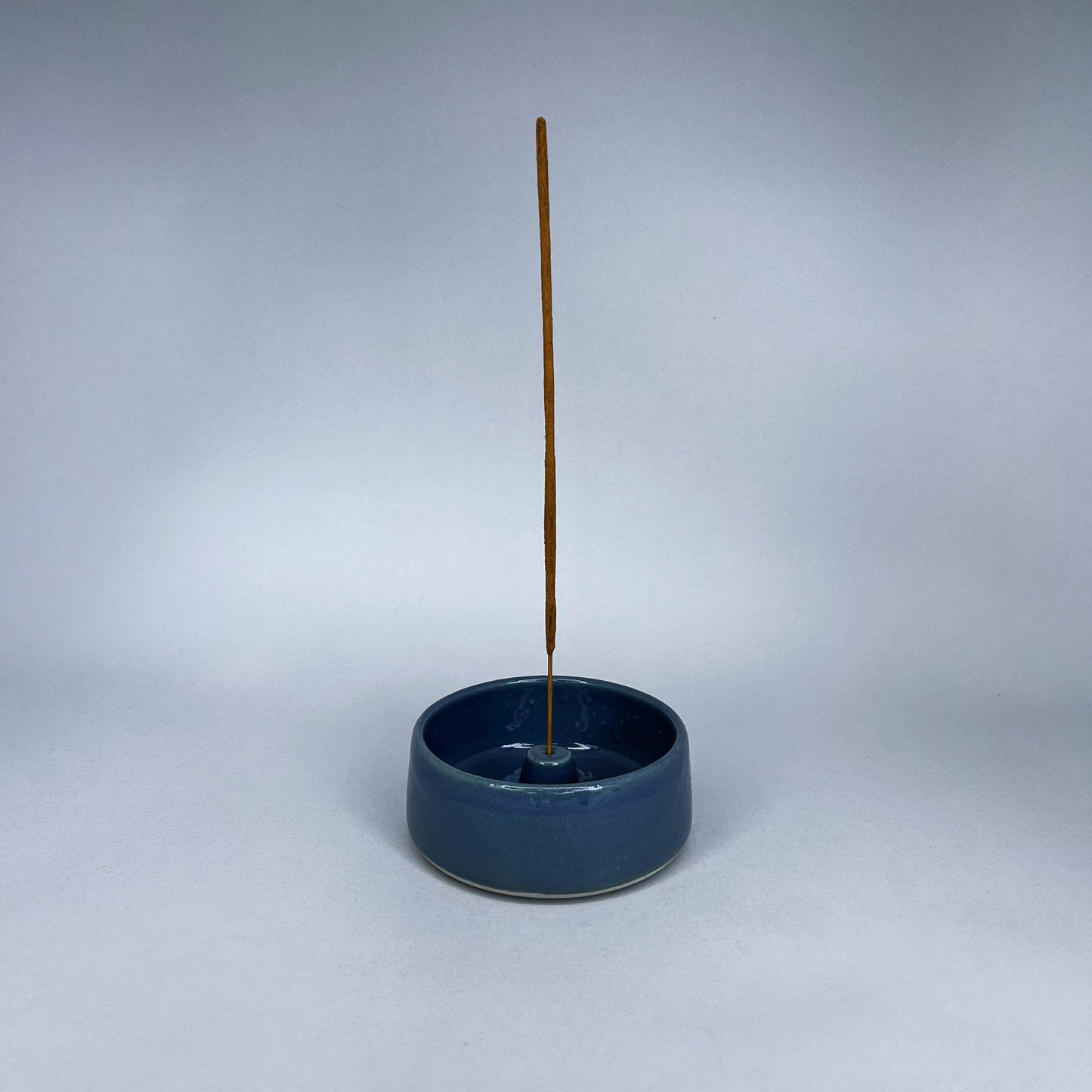 Incensário com incenso natural de canela e olíbano