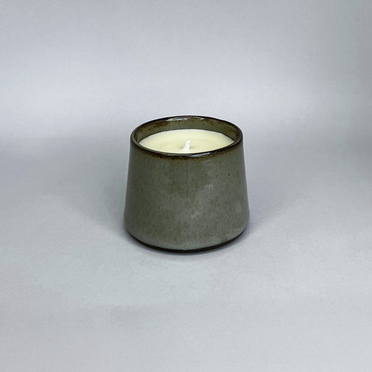 Vela artesanal em copo de cerâmica Arruda (Flor de Cerejeira)