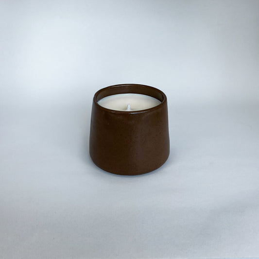 Vela artesanal em copo de cerâmica Cacau (Flor de Cerejeira)