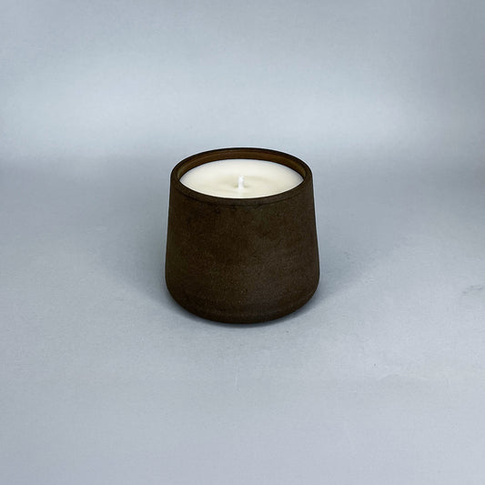 Vela artesanal em copo de cerâmica Cacau Rústica (Flor de Cerejeira)