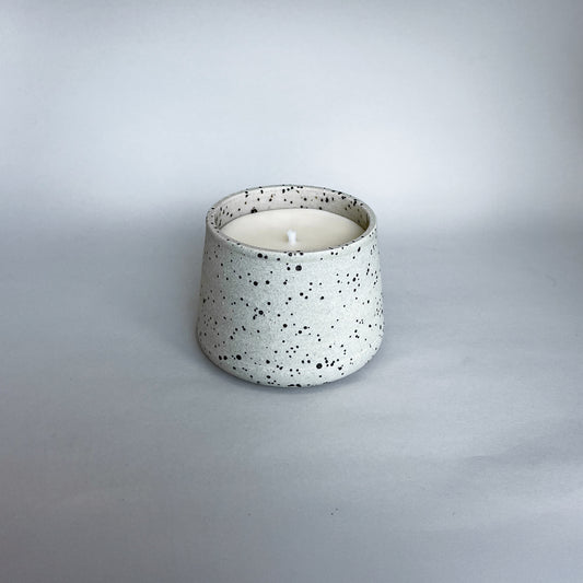 Vela artesanal em copo de cerâmica Pontos (Flor de Cerejeira)